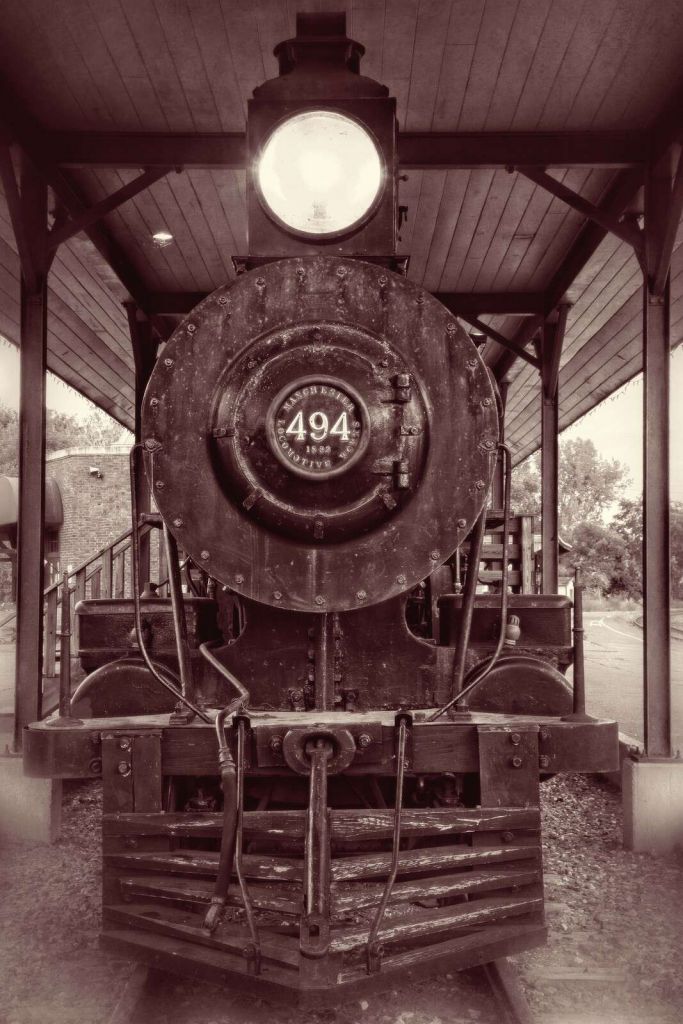 Locomotora de vapor debajo del andén
