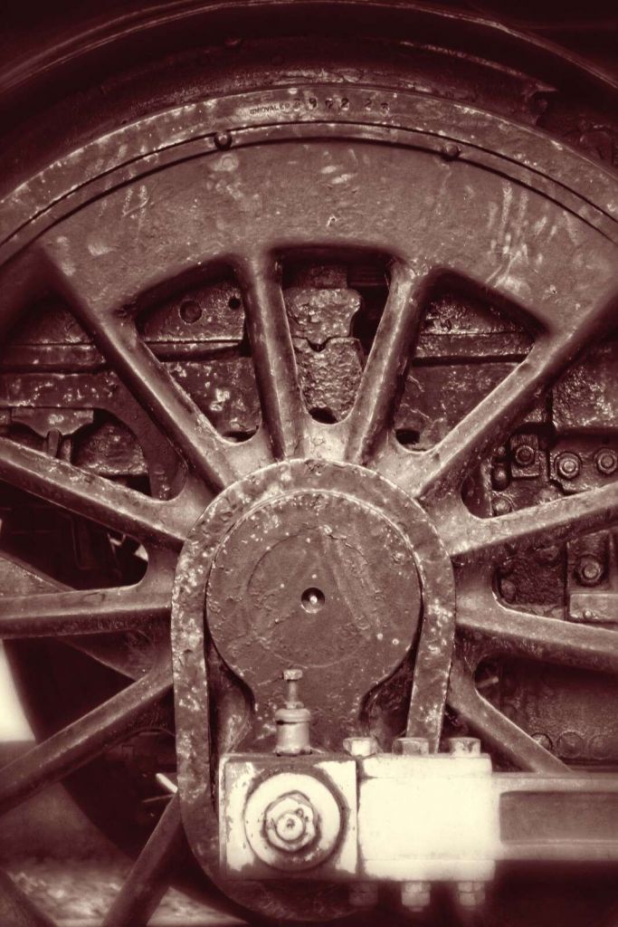 Rueda de tren desgastada en sepia