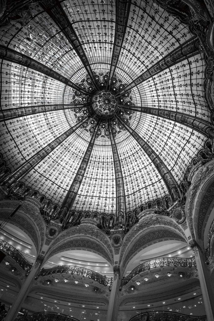 Cúpula ornamental en blanco y negro