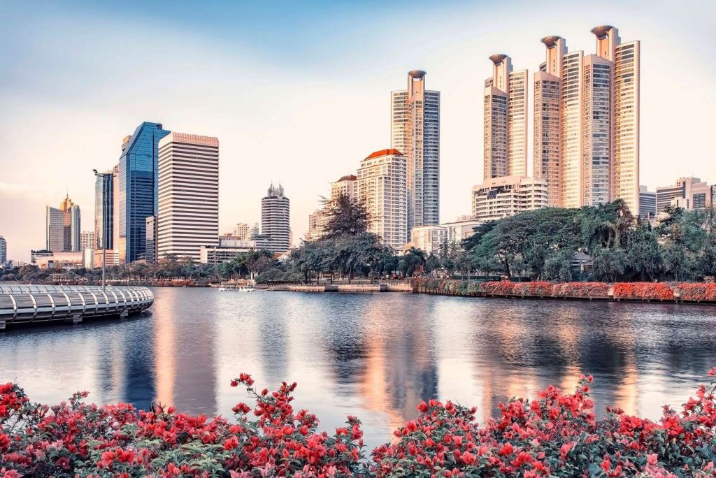 Flores en la orilla de la ciudad.