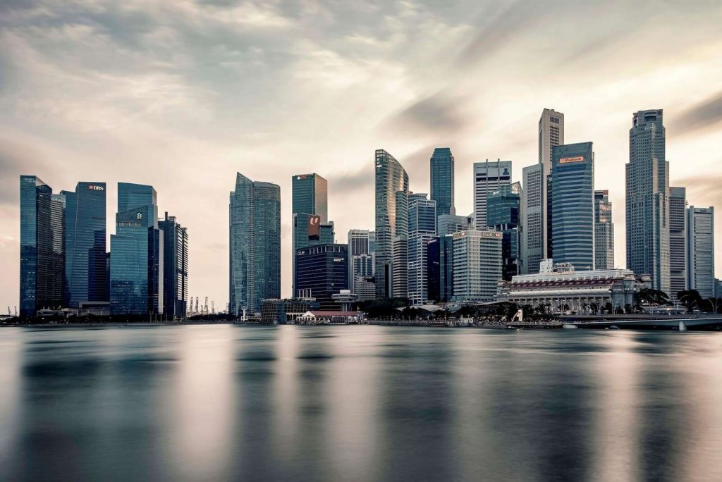 Reflexión urbana en el silencioso horizonte.