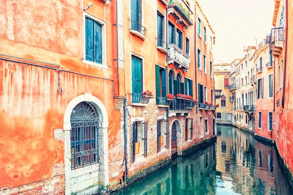 Fachadas cálidas a lo largo del canal veneciano.