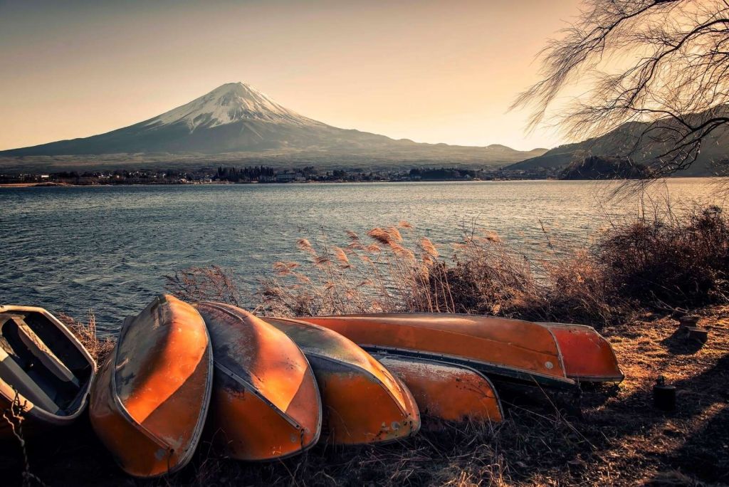 Orilla tranquila del lago Fuji