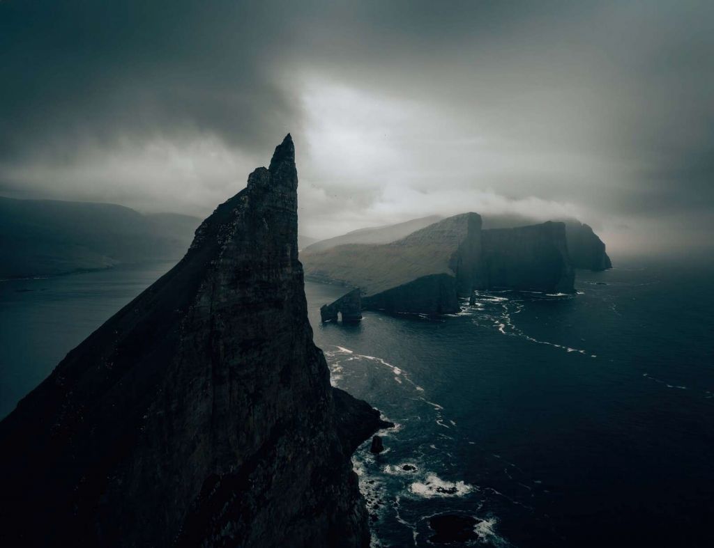 Costa rocosa en luz de niebla