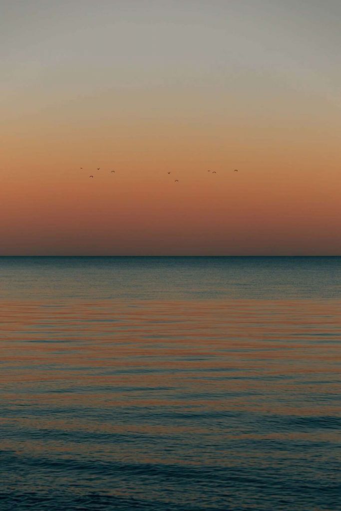 Mar en calma al atardecer