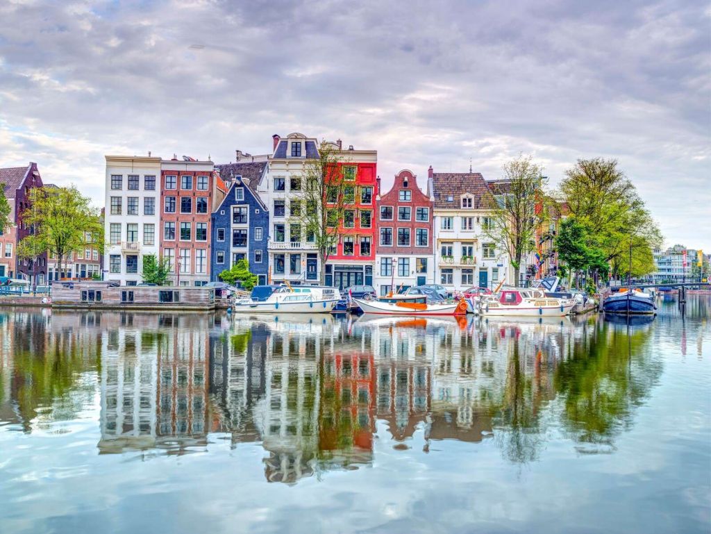 Casas de canal coloridas junto al agua