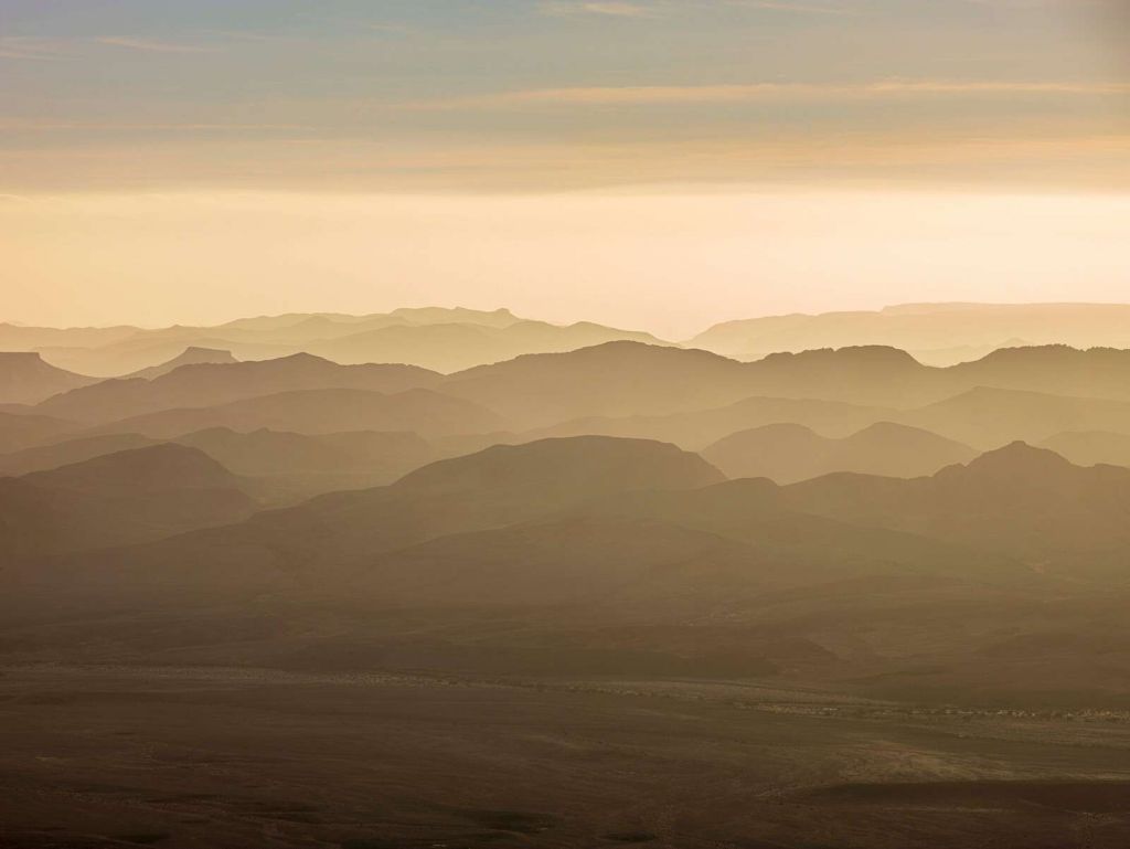 paisaje montañoso estratificado a la luz del atardecer