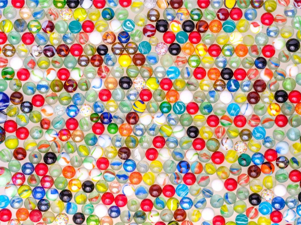 Patrones de canicas de vidrio de colores