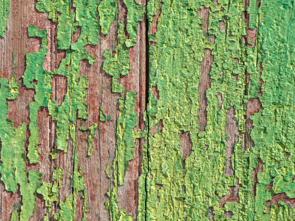 Madera desgastada con una capa de pintura verde
