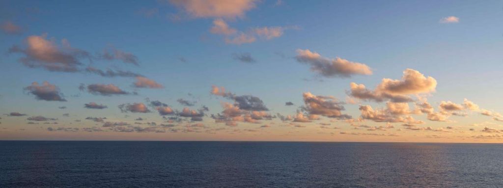 Mar serena bajo el cielo vespertino