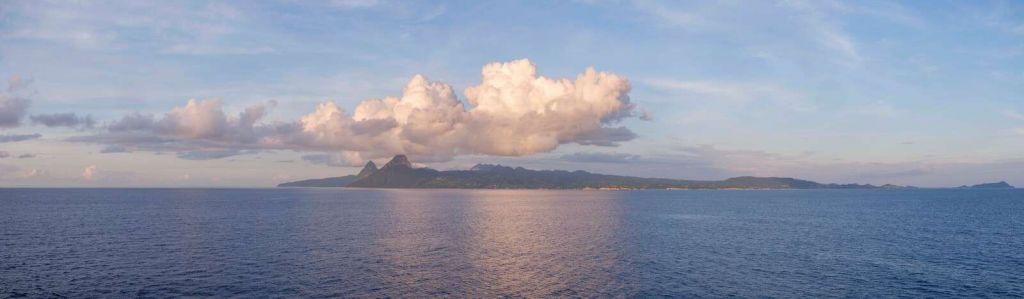 Isla tropical junto a un mar tranquilo