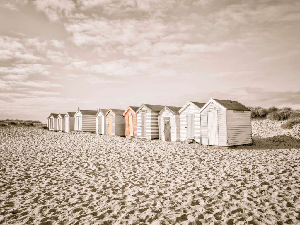 Casitas de playa en una tranquila playa de dunas