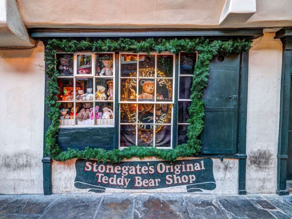 Tienda nostálgica de osos de peluche con adornos navideños