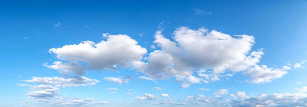 Nubes blancas en un cielo azul