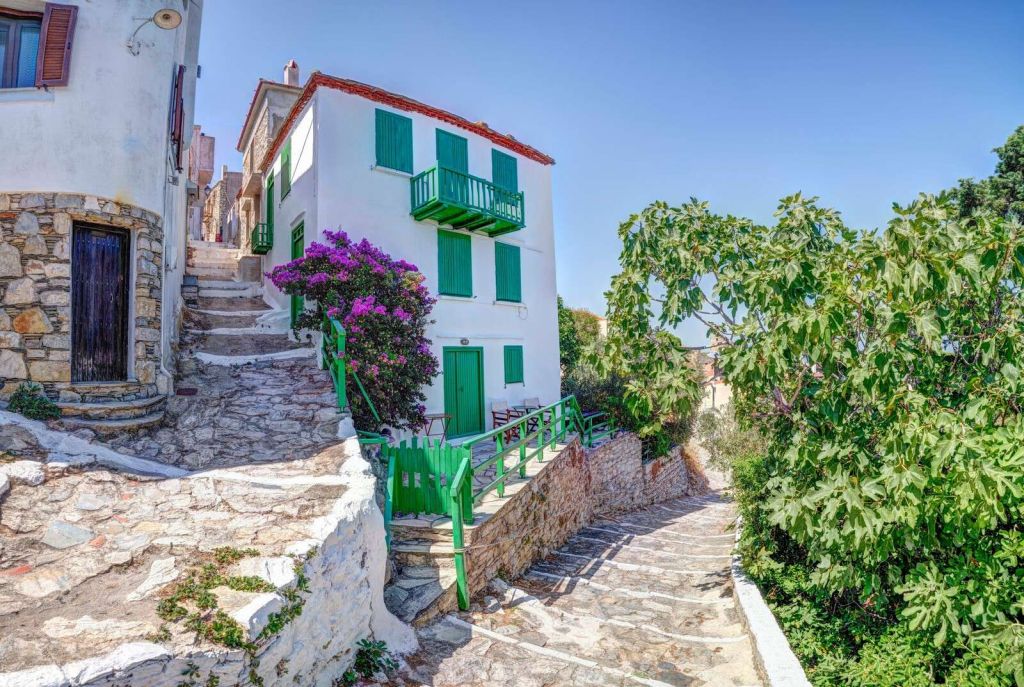 Pueblo mediterráneo con persianas verdes
