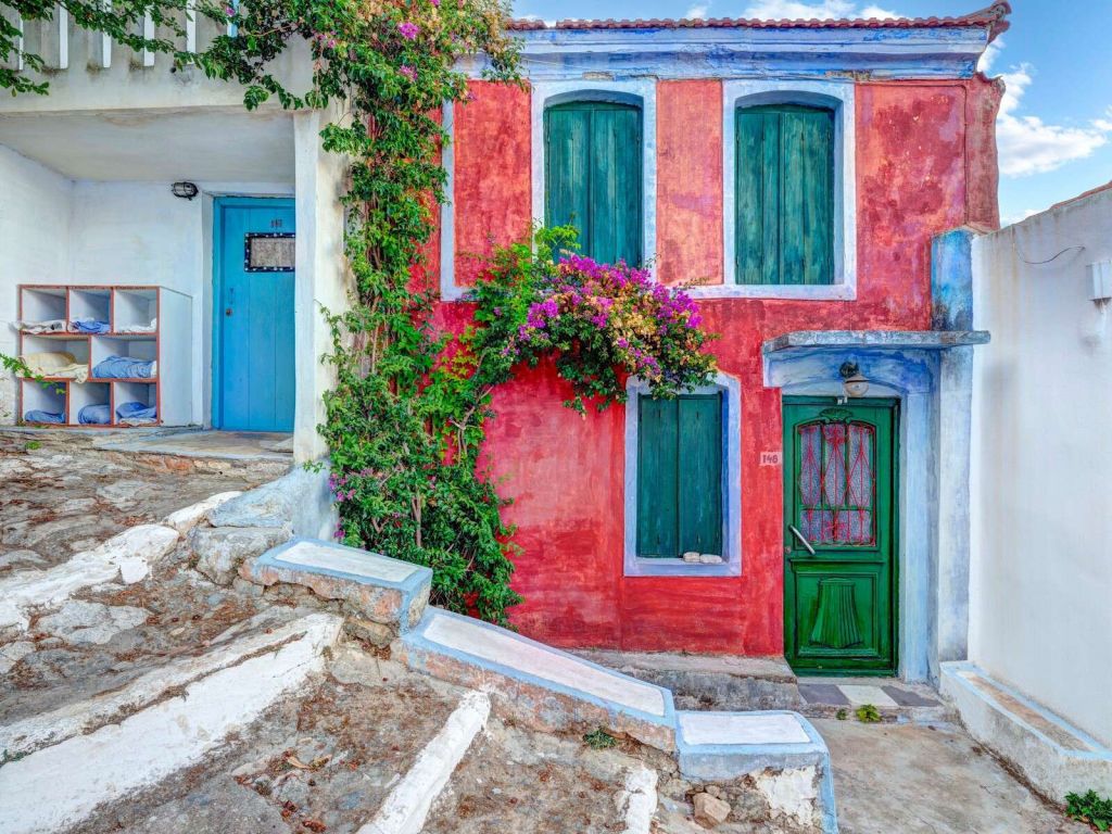 Fachada mediterránea colorida con flores