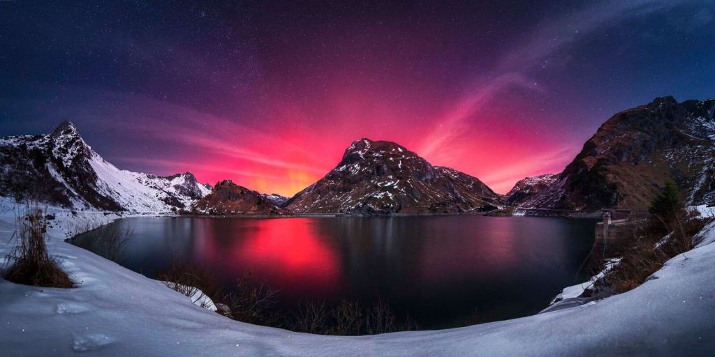 Aurora boreal sobre un lago de monta√±a