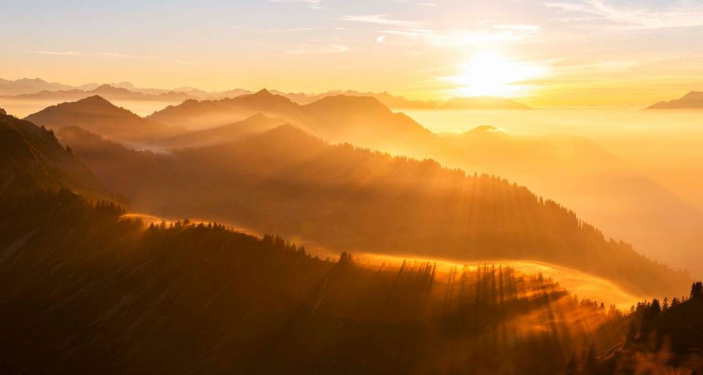 Rayos del sol sobre un paisaje monta√±oso