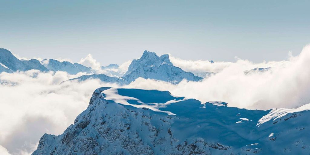 Paisaje monta√±oso nevado entre las nubes