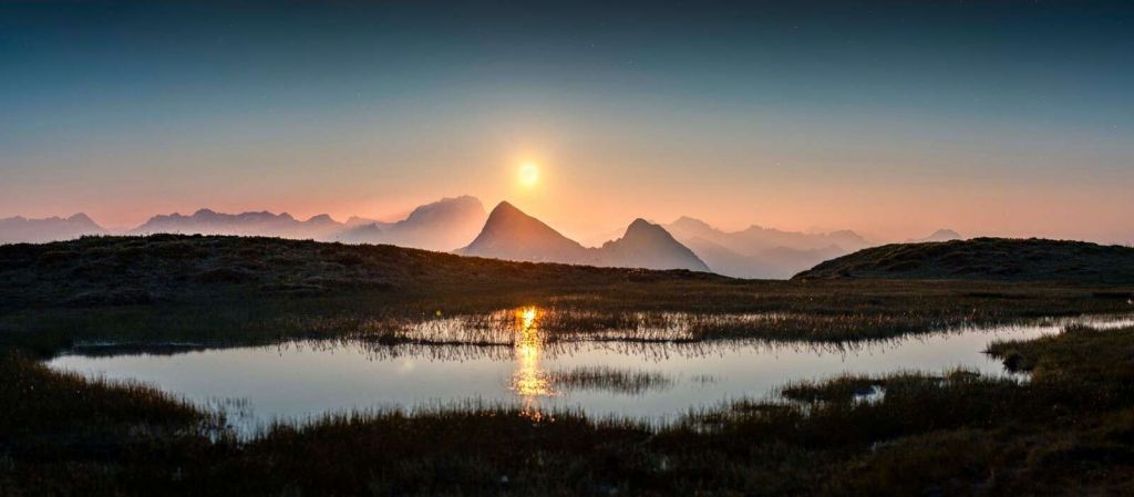 Sol vespertino sobre un lago de monta√±a