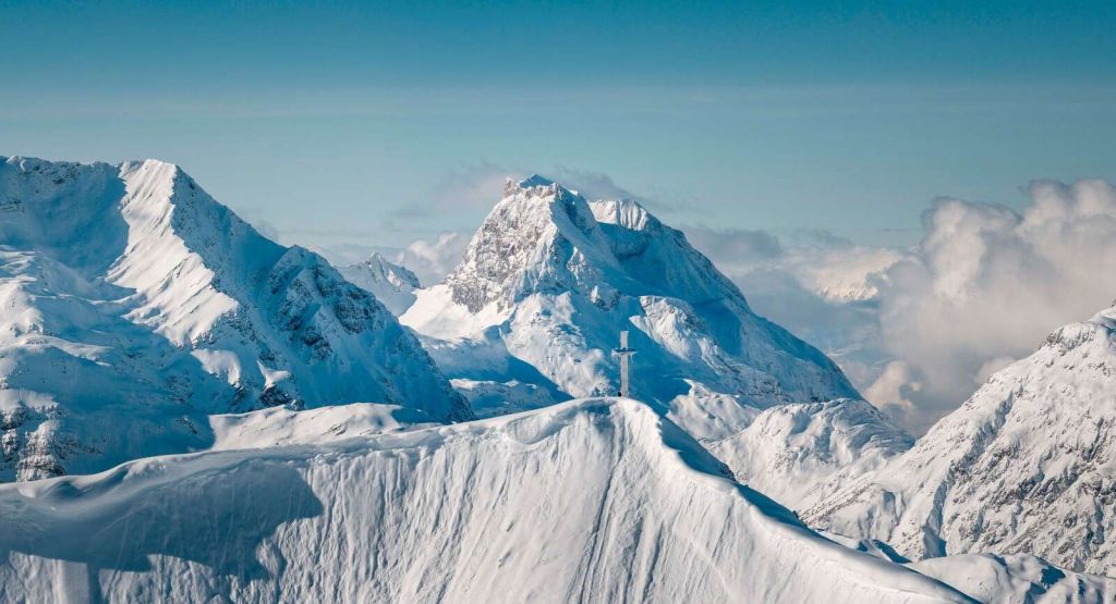 Monta√±as invernales sobre un mar de nubes