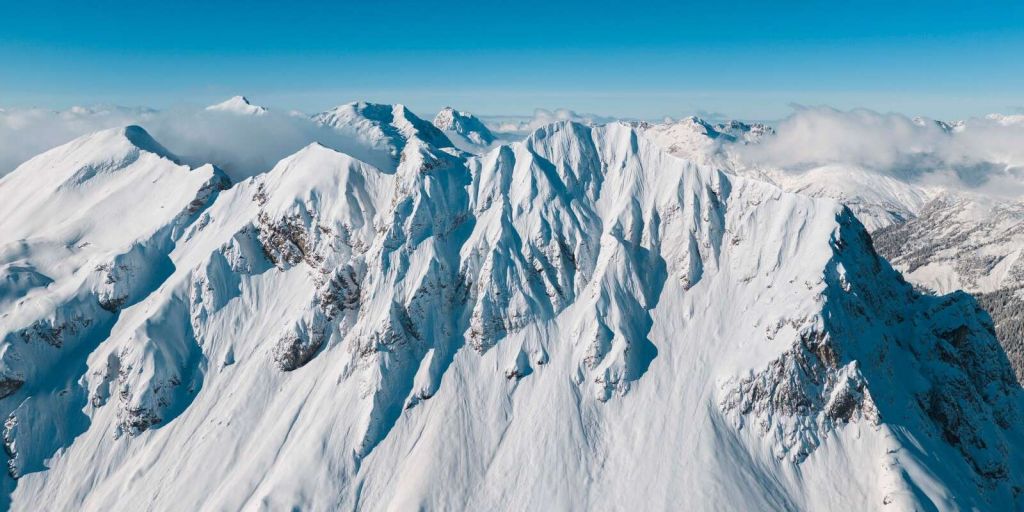 picos monta√±osos helados a la luz del invierno
