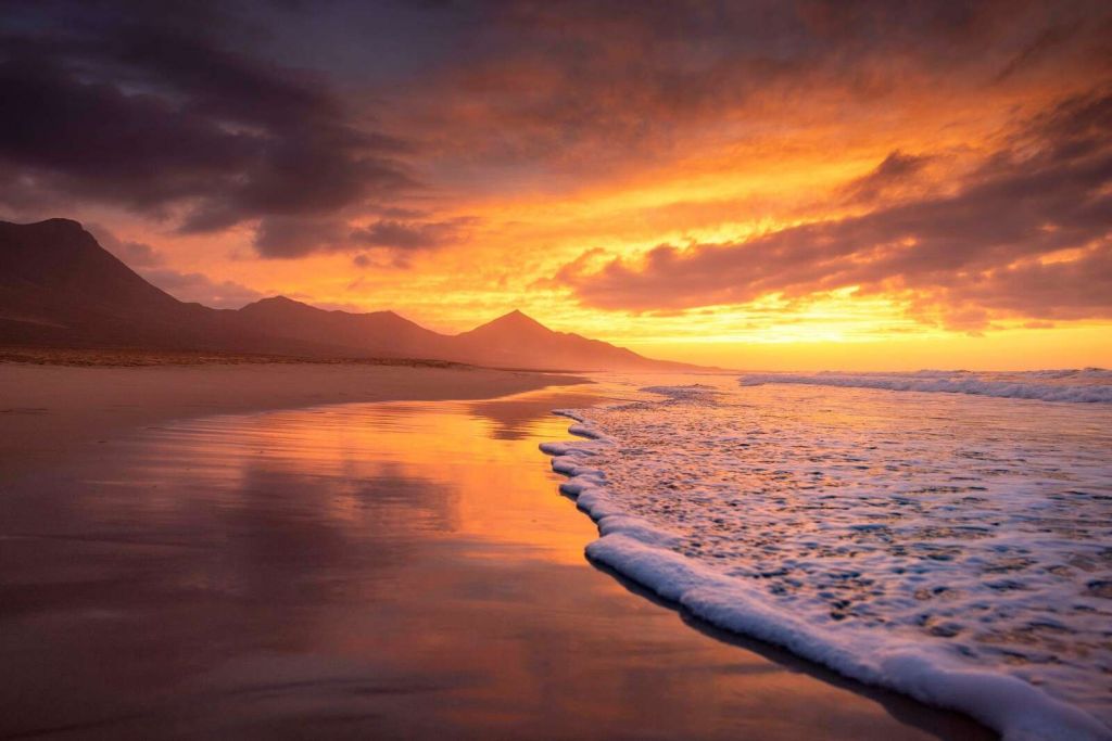 Atardecer en una playa de monta√±a