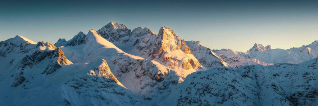 Sol de invierno en las cumbres de las monta√±as