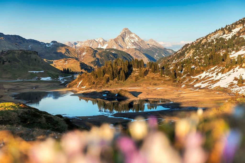 Lago de monta√±a en luz primaveral