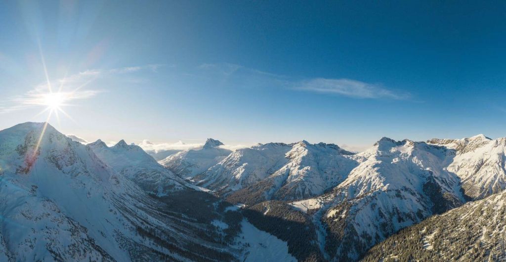 Sol de invierno sobre un valle monta√±oso