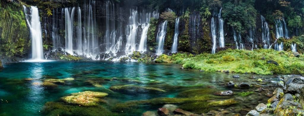 Panorama de la cascada con agua azul turquesa
