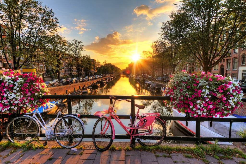 Ciudades - Papel pintado con Ciclismo en un puente con flores - Habitación