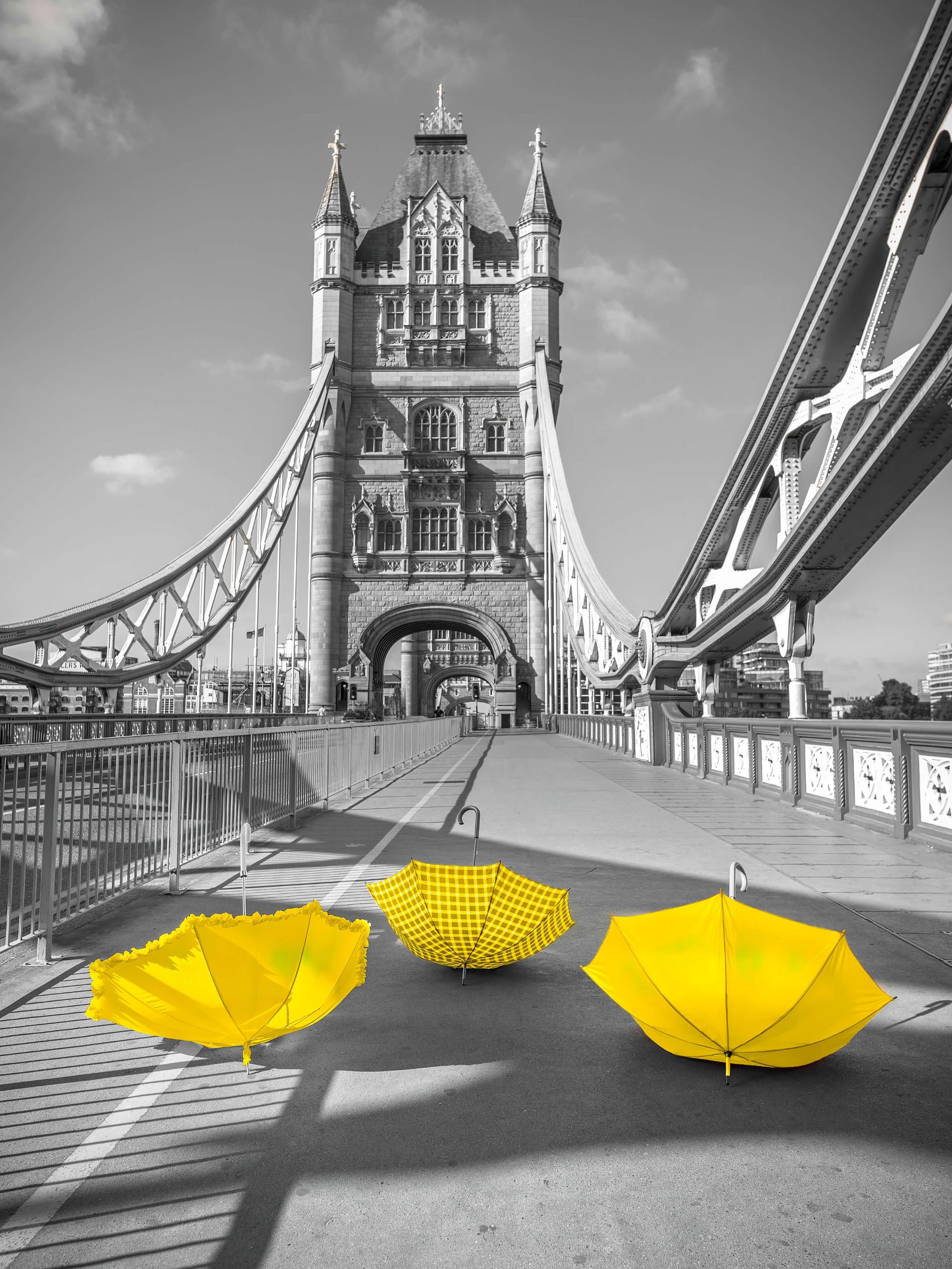  Papel pintado con Paraguas amarillos en el Tower Bridge - Salón
