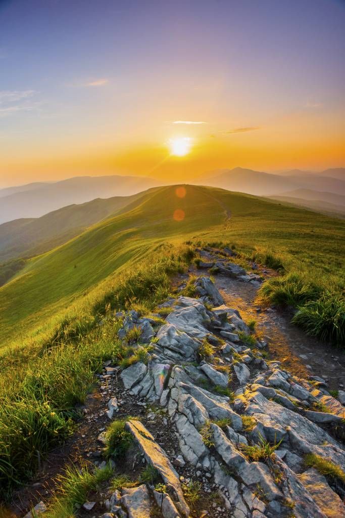 Puesta de sol en un paisaje de montaña