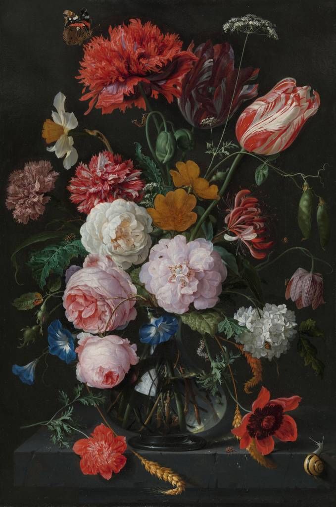 Naturaleza muerta con flores en un jarrón de cristal