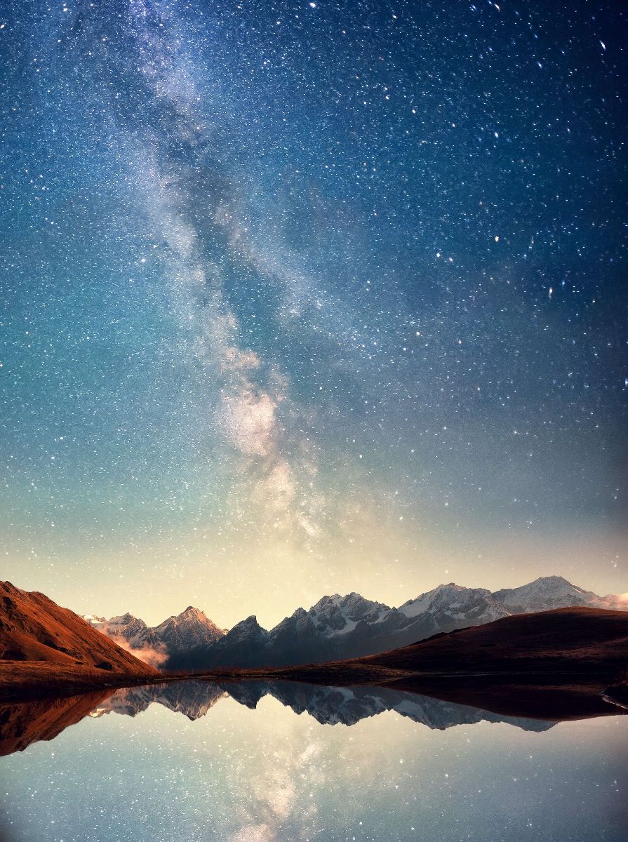 Cielo estrellado sobre las montañas