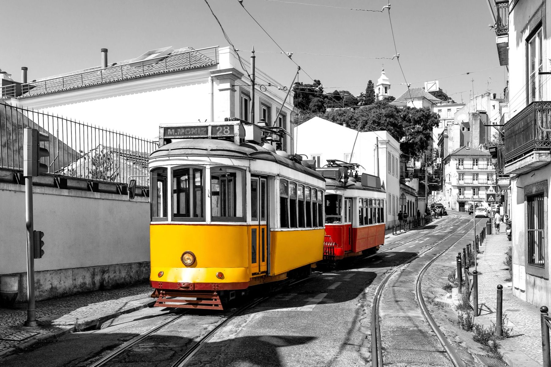 Tranvía amarillo y rojo