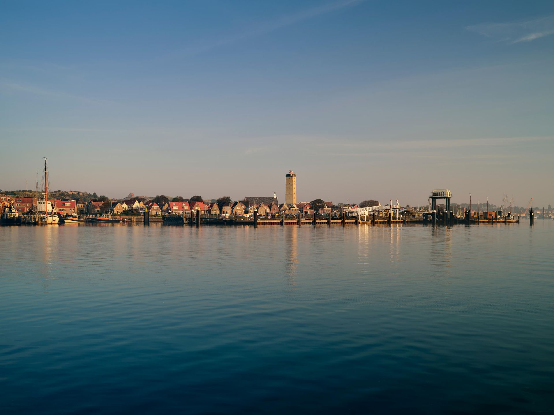 Puerto con faro