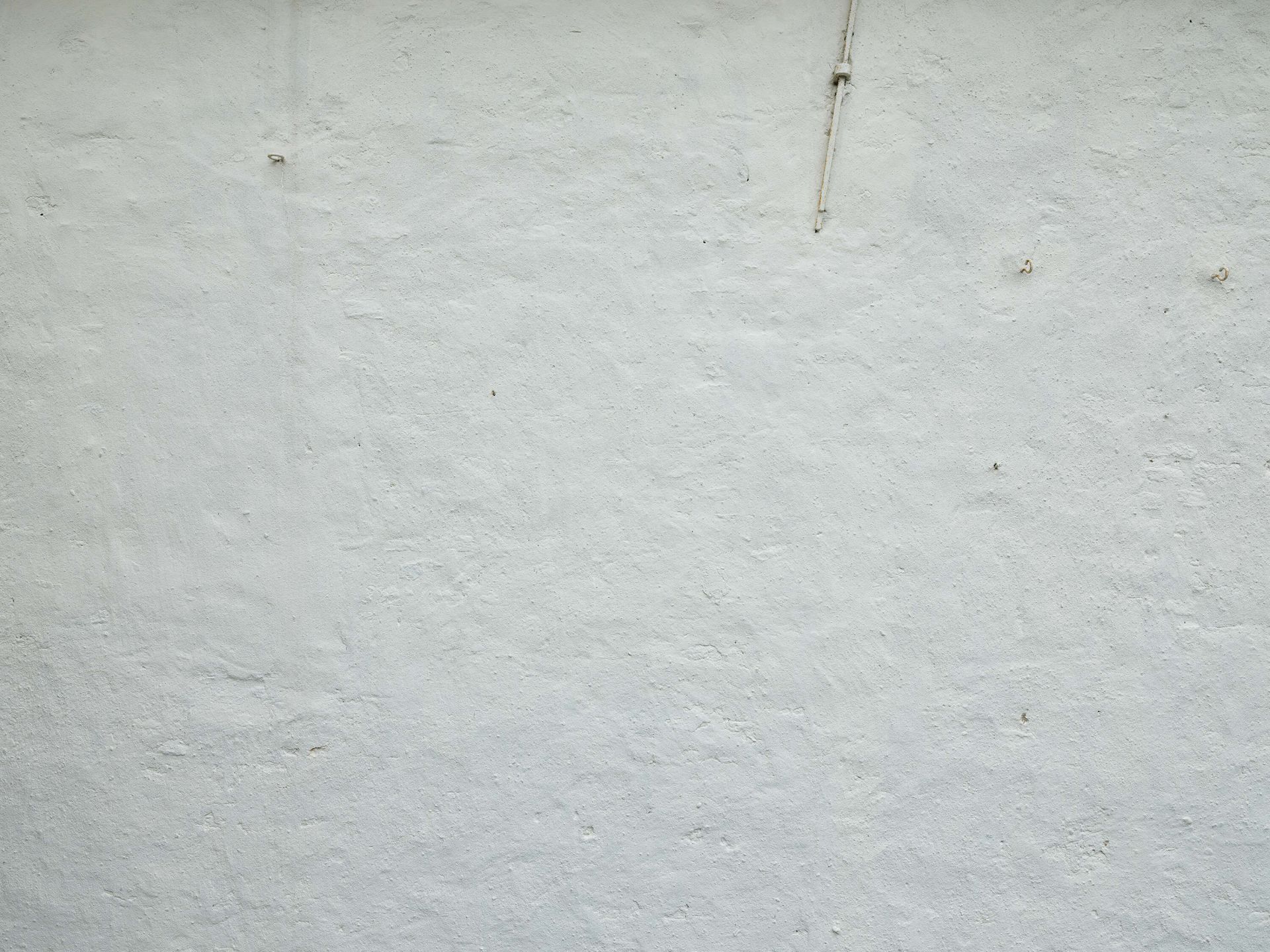 Pared con estuco blanco