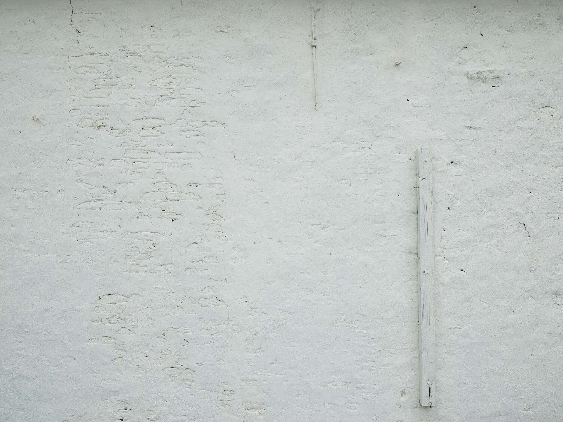 Muro con estuco blanco y viga