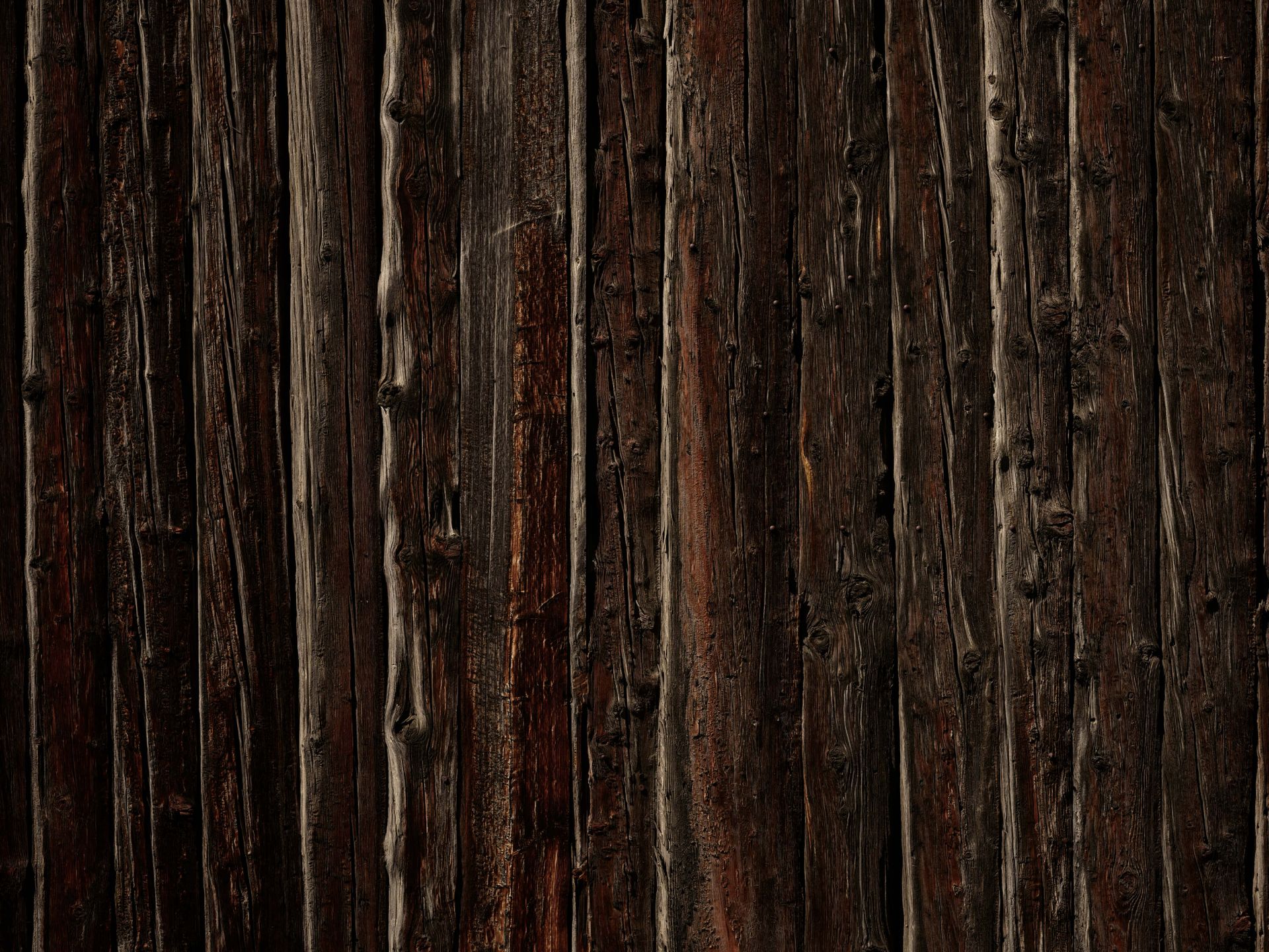 Madera rugosa con clavos