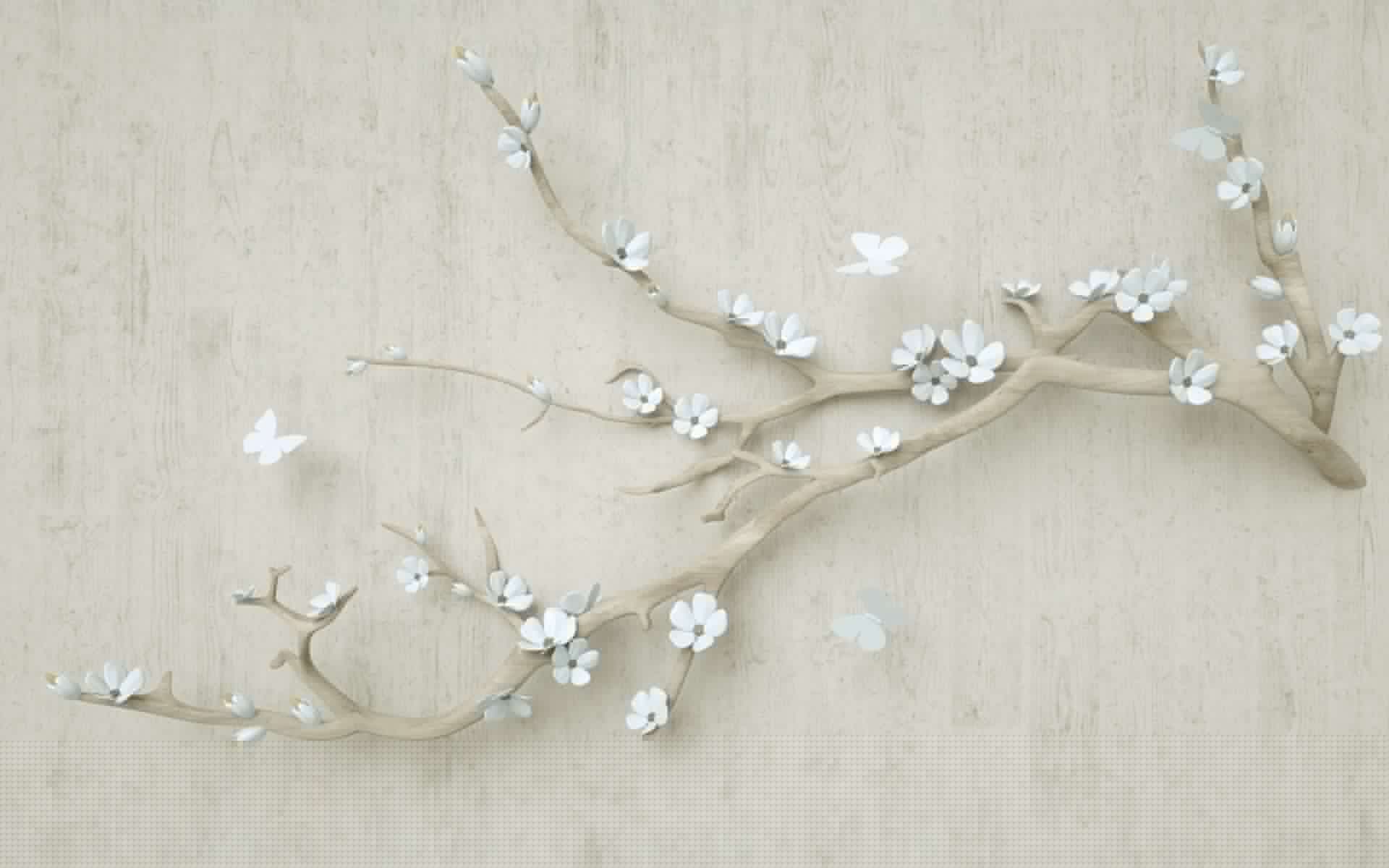 Rama con flores blancas sobre fondo de madera