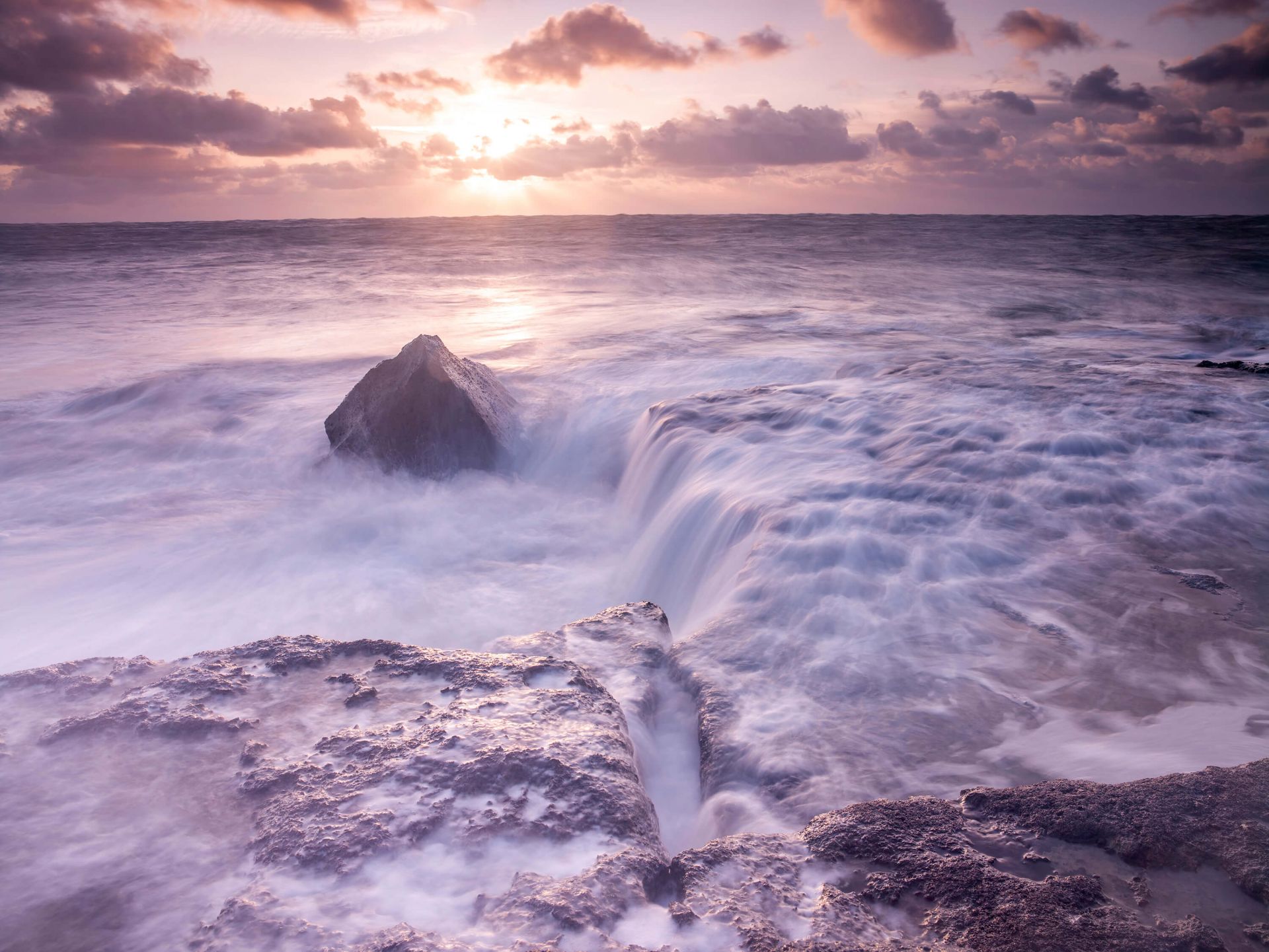 El mar salvaje al atardecer