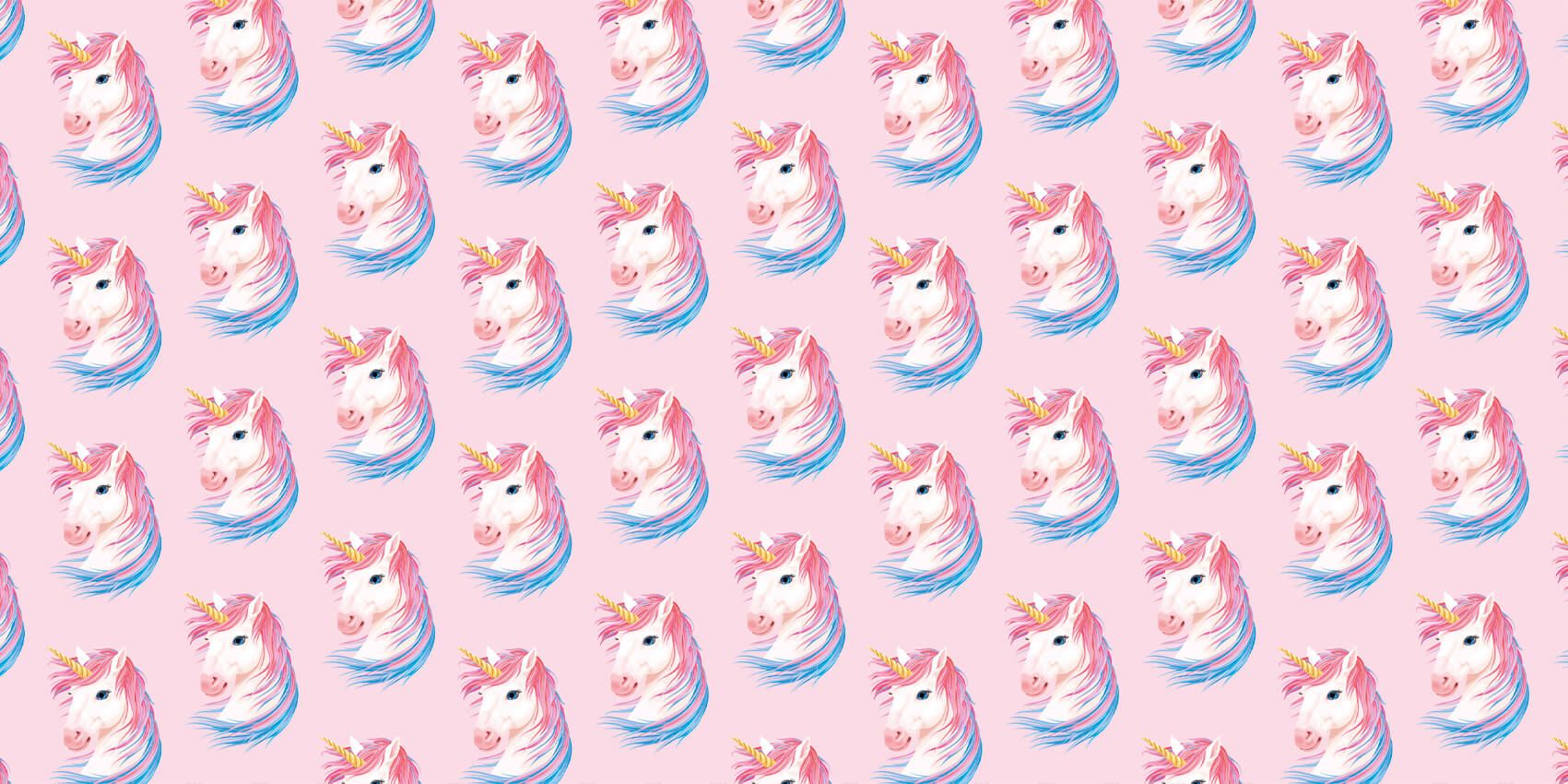Unicornio blanco con cuerno dorado