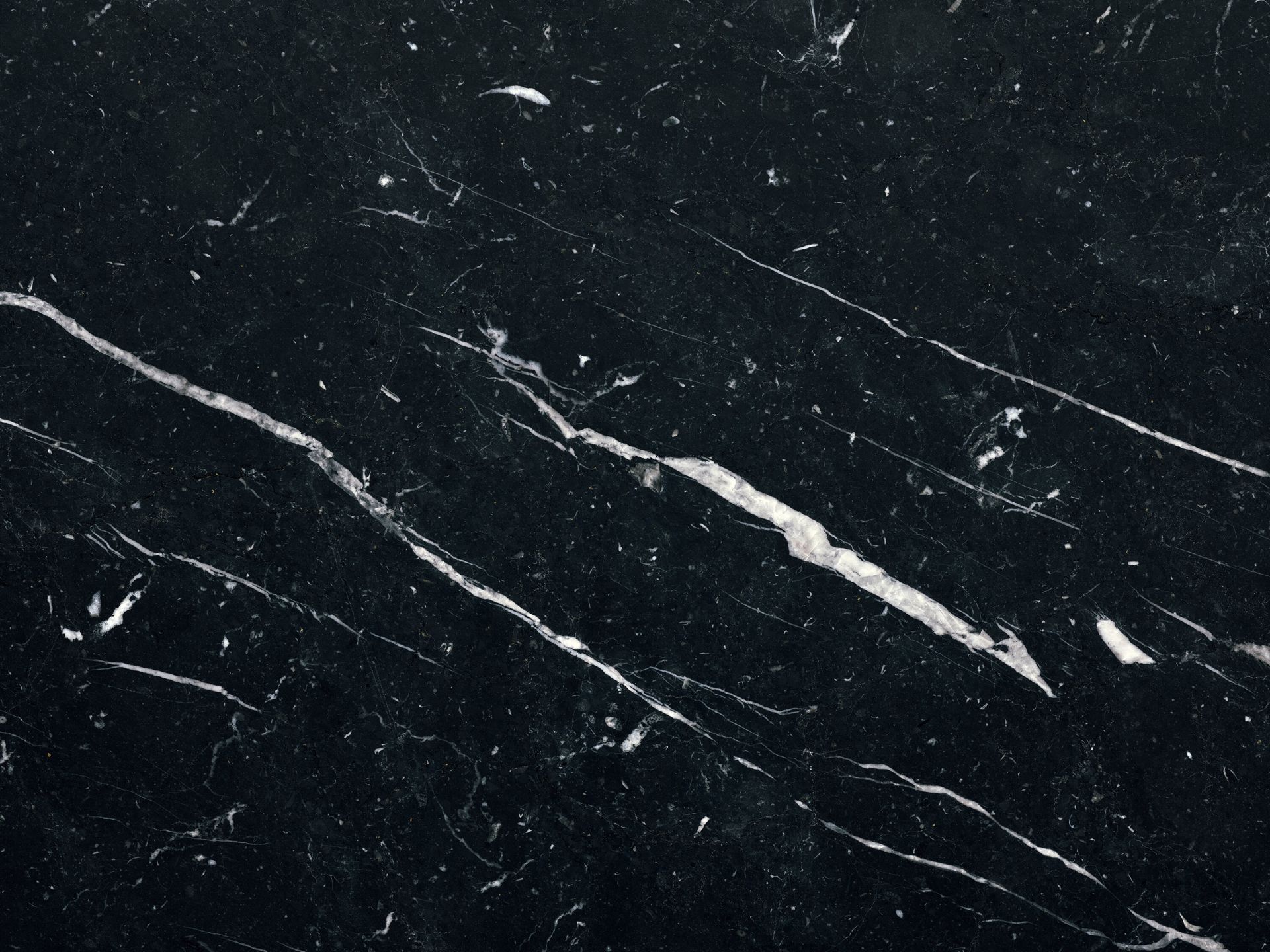 Mármol oscuro con vetas blancas