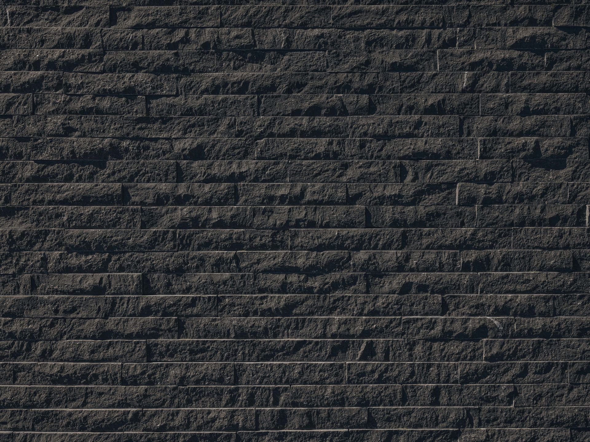Muro con piedras oscuras
