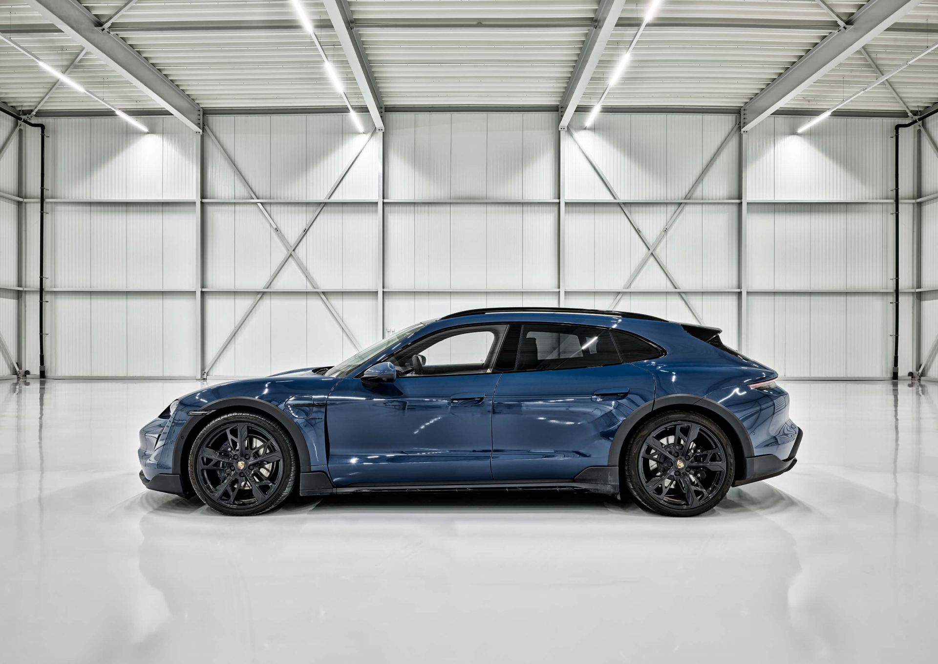 Porsche en la nave industrial