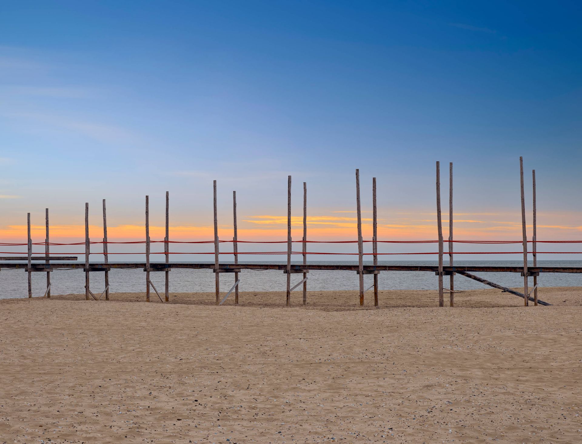 Muelle largo con postes de madera