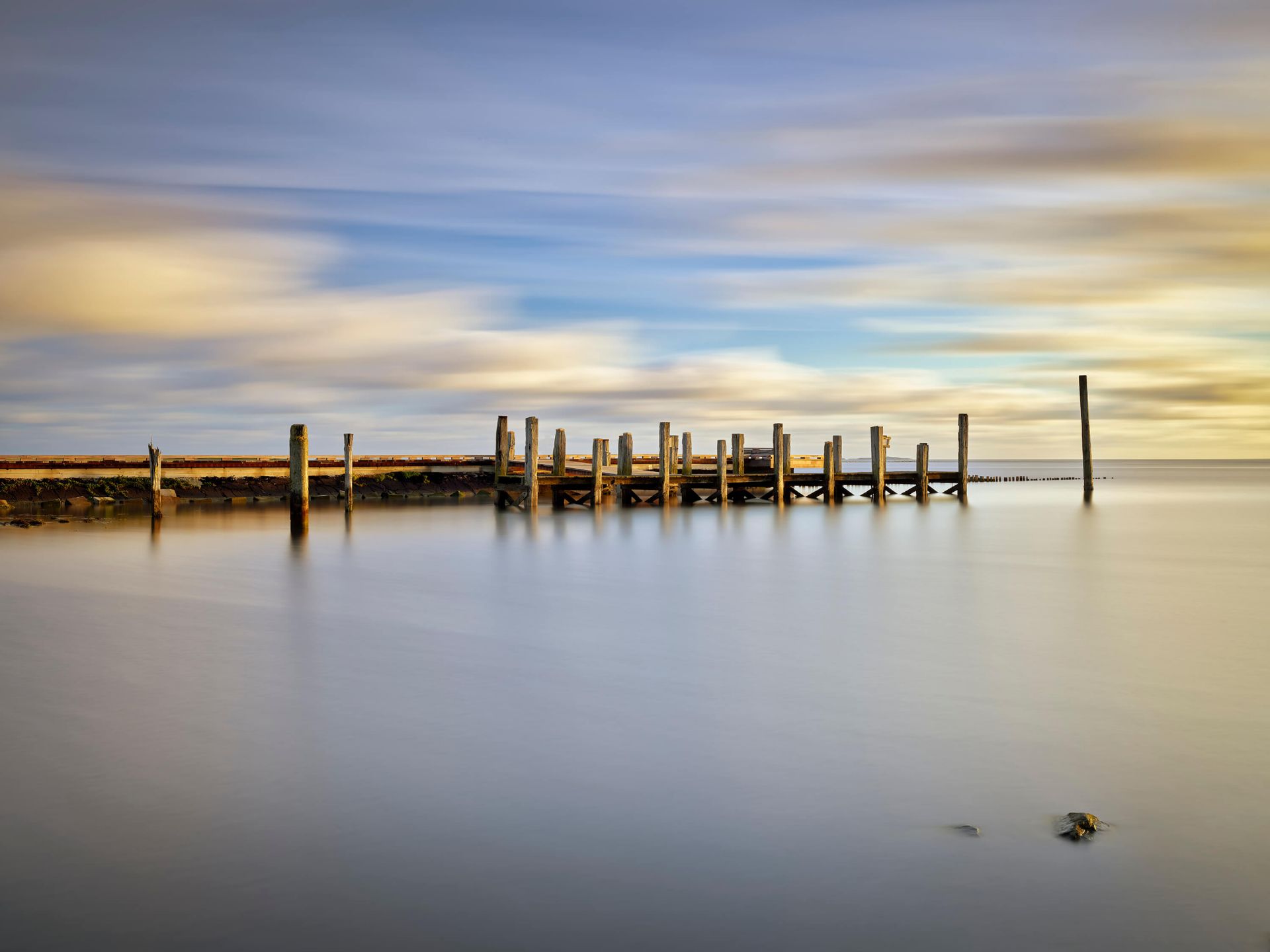 Largo embarcadero junto al mar