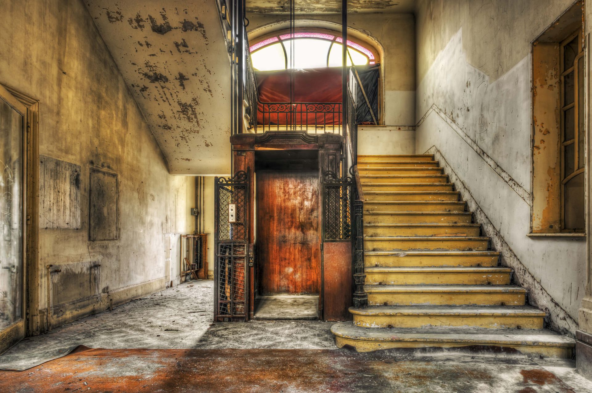 Vestíbulo de hotel abandonado